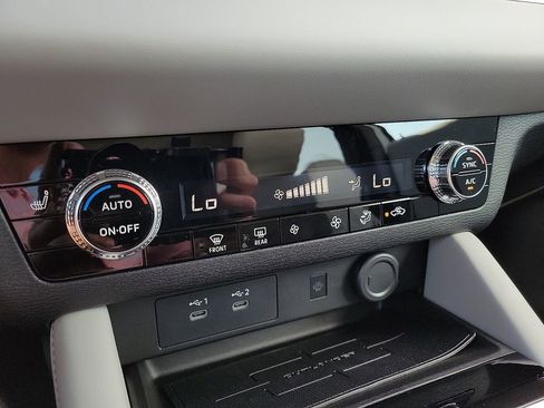 New 2025 Mitsubishi Outlander SE image 17