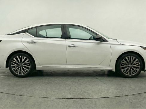 Used 2025 Nissan Altima 2.5 SV image 11