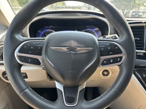 Used 2024 Chrysler Pacifica Touring-L FWD image 8