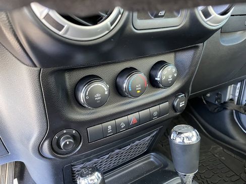 Used 2017 Jeep Wrangler Unlimited Sahara image 15