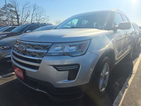 Used 2018 Ford Explorer XLT image 2