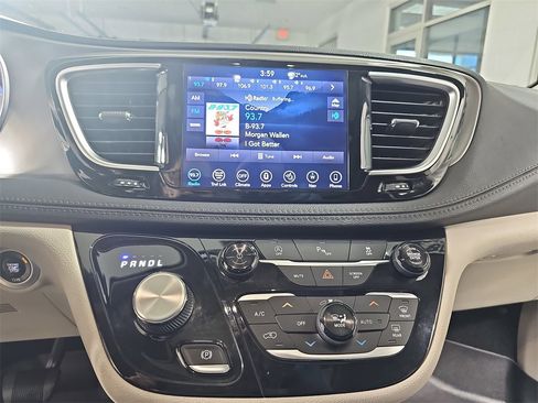 Used 2018 Chrysler Pacifica Limited image 28