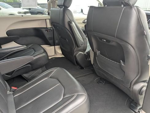 Used 2024 Chrysler Pacifica Touring-L FWD image 15