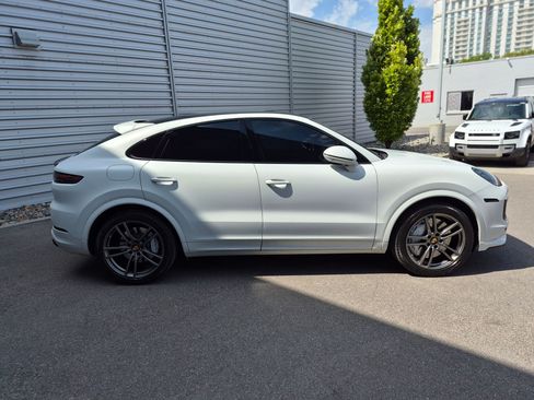Used 2022 Porsche Cayenne Turbo AWD/4WD image 2