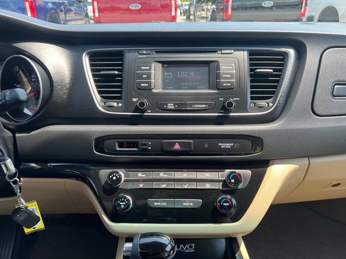 Used 2015 Kia Sedona LX w/ LX Convenience Package FWD image 24