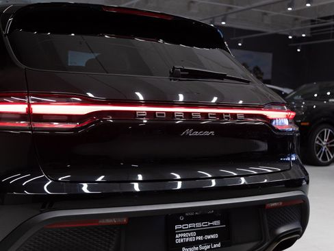 Certified 2023 Porsche Macan AWD/4WD image 31
