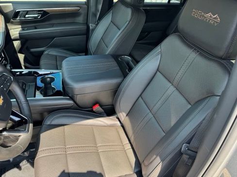 Used 2025 Chevrolet Suburban High Country AWD/4WD image 6
