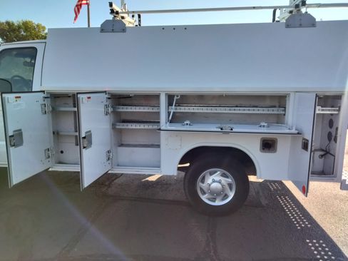 Used 2022 Ford E-350 and Econoline 350 Super Duty w/ Power Windows & Locks Group image 10