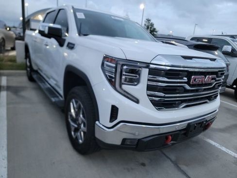 Used 2024 GMC Sierra 1500 SLT image 2