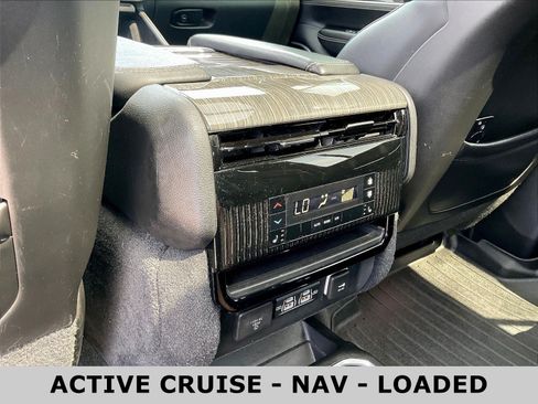 Used 2022 Jeep Wagoneer Series III w/ Premium Group I AWD/4WD image 10