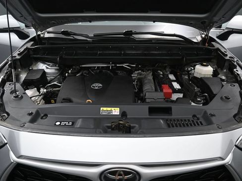 Used 2021 Toyota Highlander XLE AWD/4WD image 39