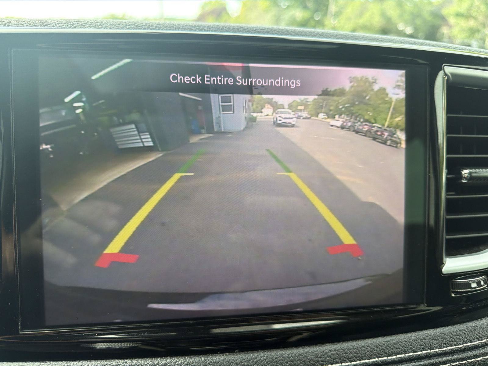 Used 2023 Chrysler Pacifica Limited FWD image 23