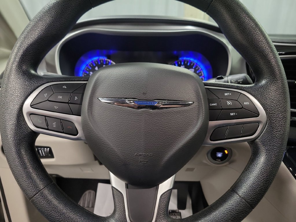Used 2020 Chrysler Pacifica Touring FWD image 26