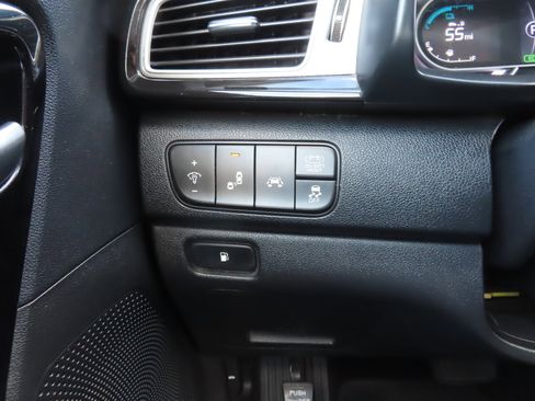 Used 2019 Kia Niro EX image 16