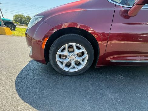Used 2019 Chrysler Pacifica Limited FWD image 10