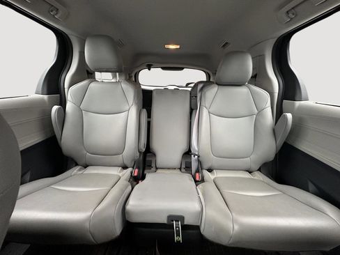 Used 2022 Toyota Sienna XLE image 13