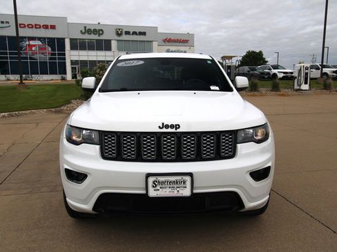 Used 2017 Jeep Grand Cherokee Altitude AWD/4WD image 2