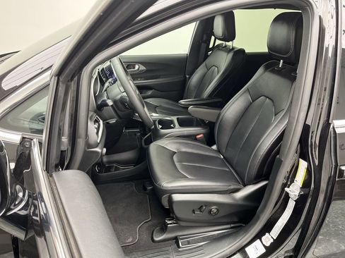 Used 2025 Chrysler Pacifica Select image 8