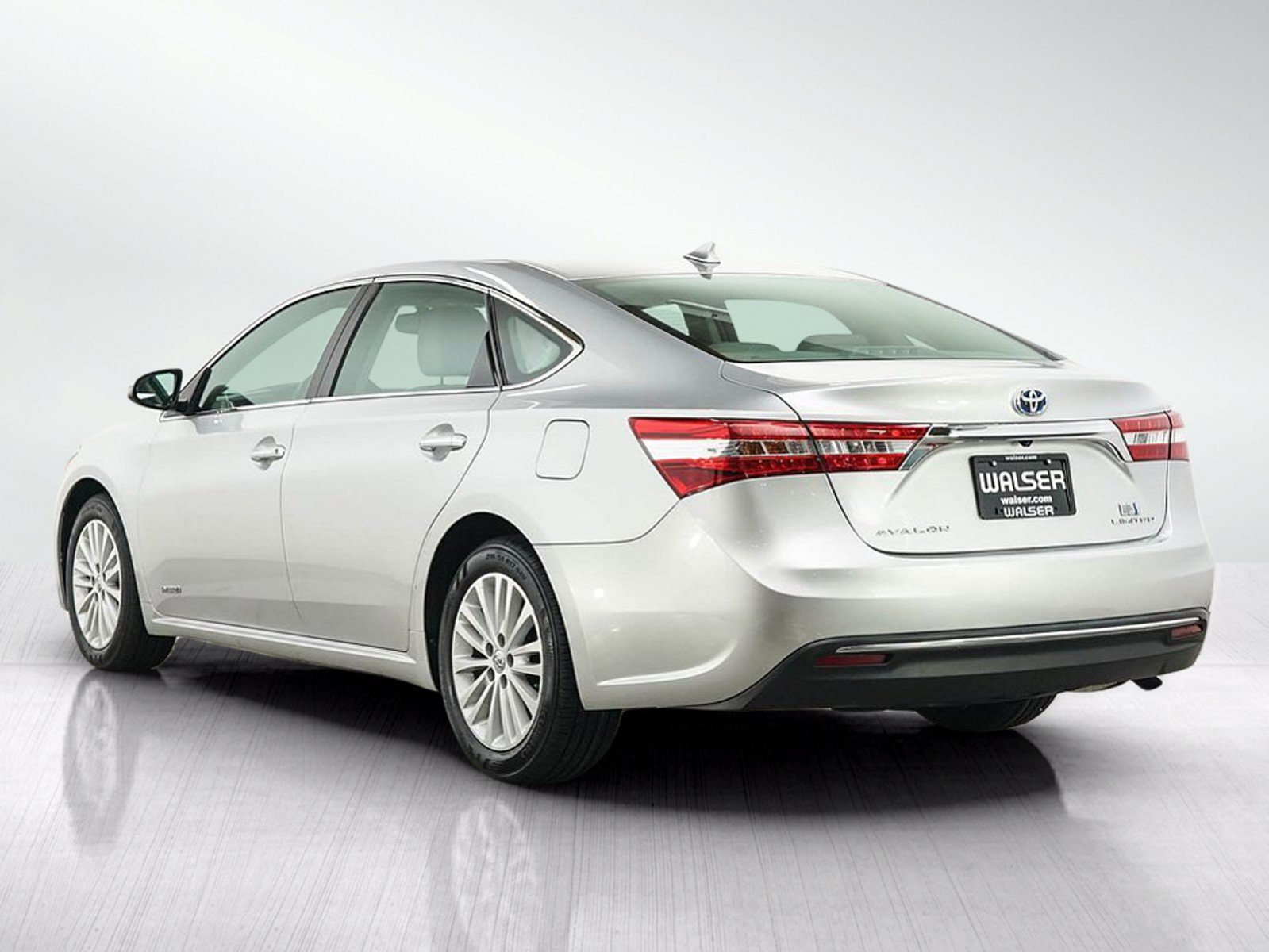 Used 2013 Toyota Avalon Limited w/ Technology Pkg FWD image 3