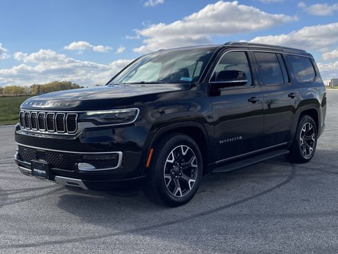 Used 2023 Jeep Wagoneer Series III w/ Preferred Equipment Group image 2