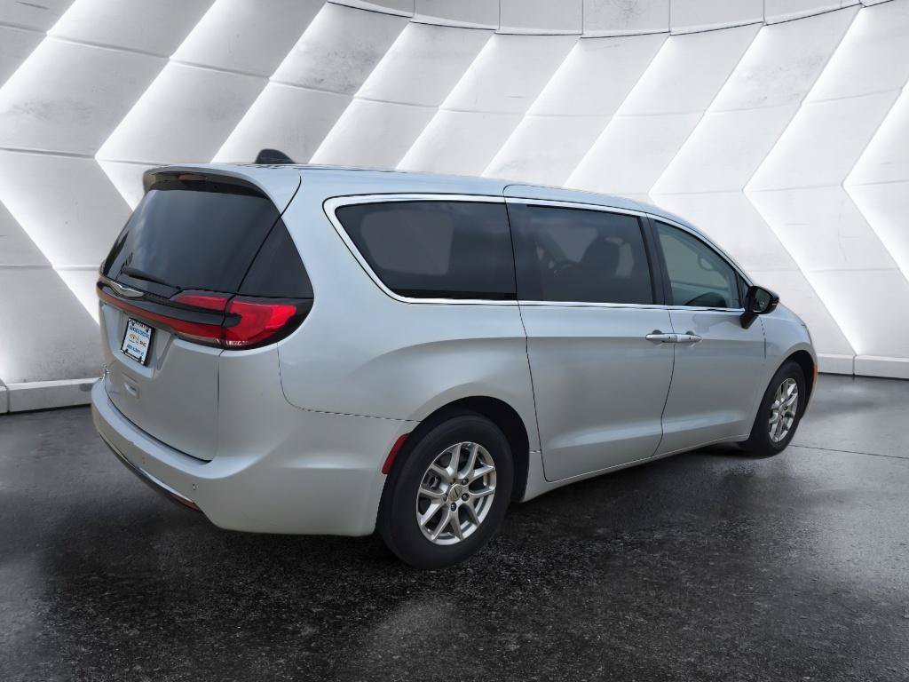 Used 2024 Chrysler Pacifica Touring-L FWD image 5