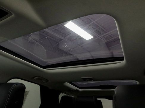 Used 2024 Land Rover Discovery S image 34