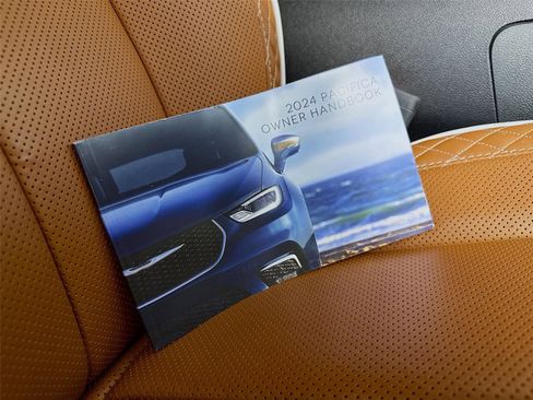 Used 2024 Chrysler Pacifica Pinnacle w/ Trailer Tow Group AWD/4WD image 28