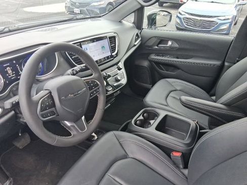 Used 2025 Chrysler Voyager LX FWD image 16