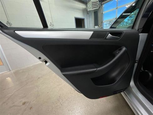 Used 2013 Volkswagen Jetta SE image 18