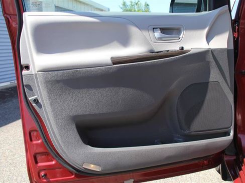 Used 2017 Toyota Sienna XLE Premium AWD/4WD image 16