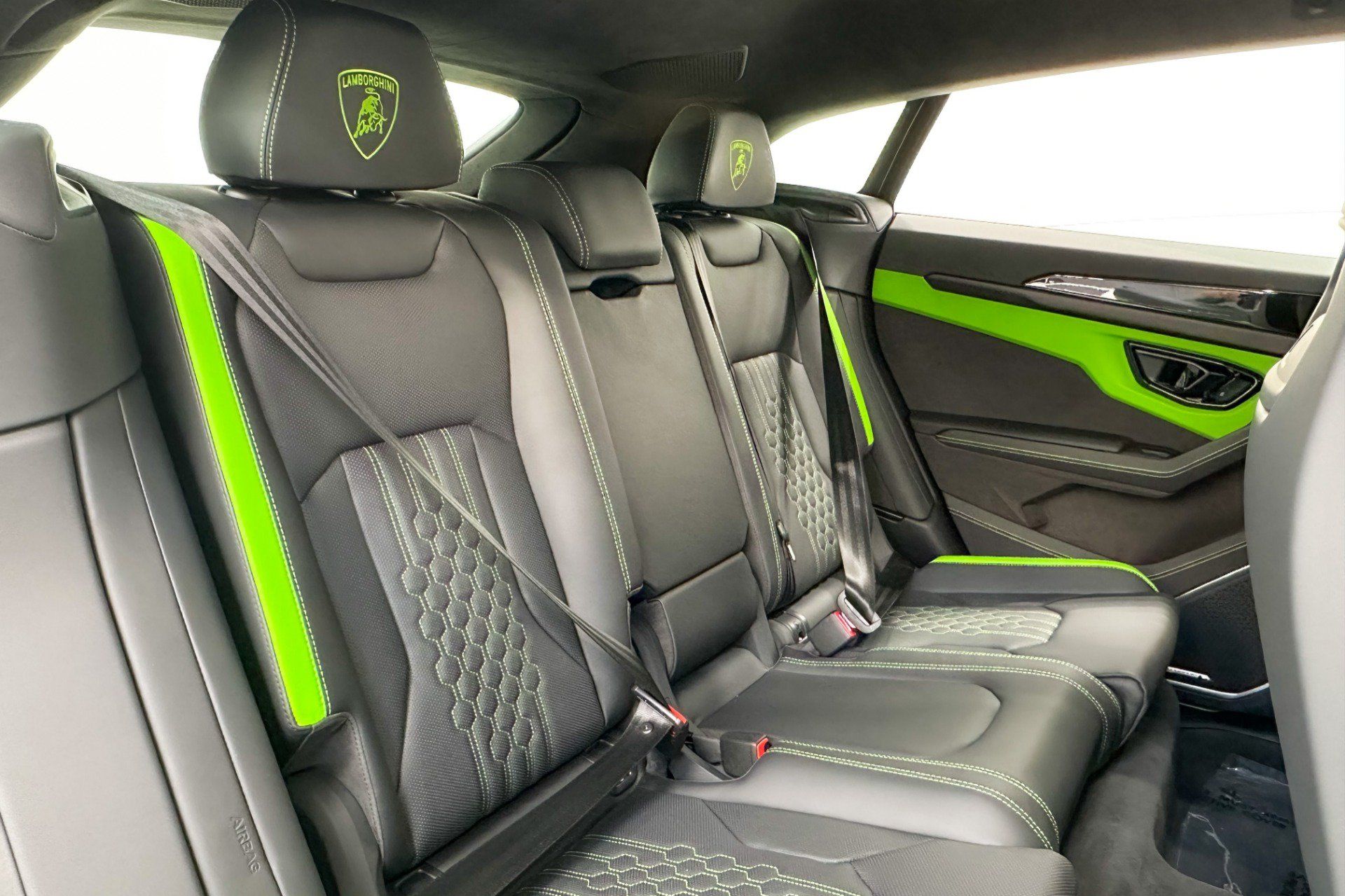 Used 2025 Lamborghini Urus SE AWD/4WD image 30