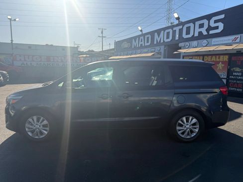 Used 2017 Kia Sedona LX w/ LX Essentials Premium Package FWD image 5