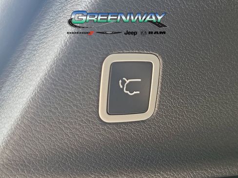 New 2026 Chrysler Pacifica Limited image 8