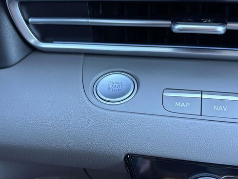 Used 2025 Hyundai Elantra SEL image 28