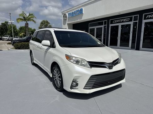 Used 2020 Toyota Sienna XLE w/ XLE Navigation Package FWD image 7