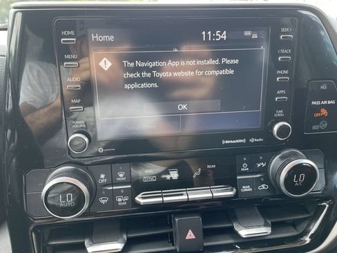 Used 2020 Toyota Highlander LE AWD/4WD image 19