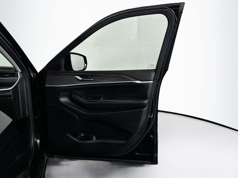 Used 2023 Jeep Grand Cherokee Limited w/ Luxury Tech Group II image 32