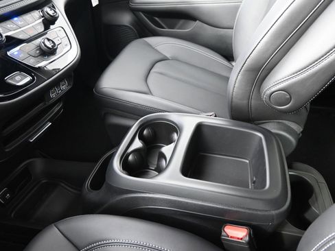 Used 2025 Chrysler Pacifica Select image 34