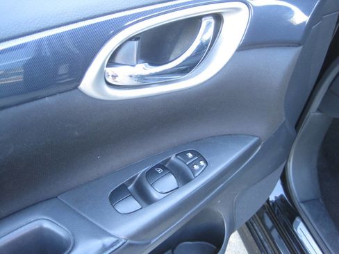 Used 2017 Nissan Sentra SR w/ SR Midnight Edition image 18