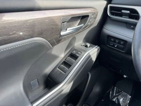 Certified 2025 Toyota Highlander Platinum AWD/4WD image 35