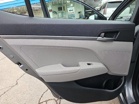 Used 2017 Hyundai Elantra SE image 10