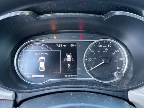 Used 2021 Nissan Versa SV FWD image 7