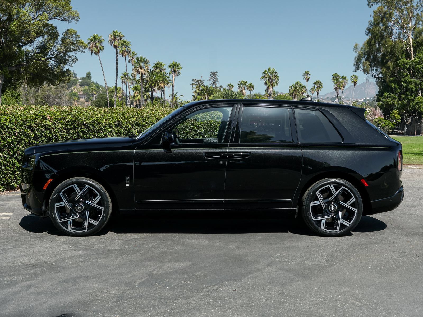 New 2027 Rolls-Royce Cullinan Black Badge AWD/4WD image 2