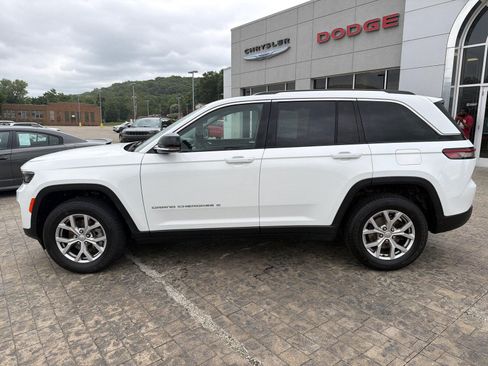 Used 2022 Jeep Grand Cherokee Limited w/ Trailer Tow Prep Group (B) AWD/4WD image 5