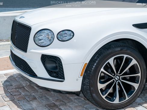 Used 2021 Bentley Bentayga Plug-In Hybrid AWD/4WD image 70