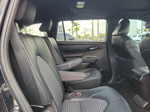 Used 2022 Toyota Highlander XSE FWD image 15