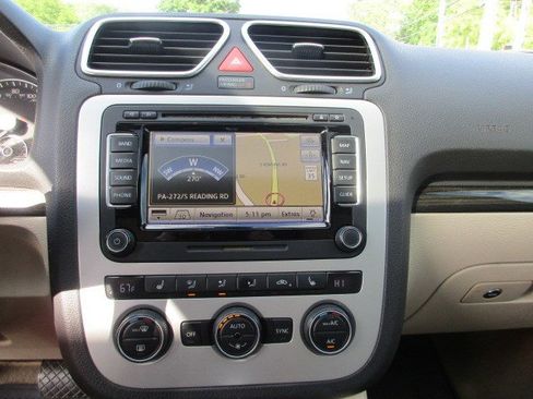 Used 2015 Volkswagen Eos Executive FWD image 30