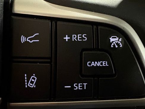 Used 2024 Toyota Highlander XLE image 12