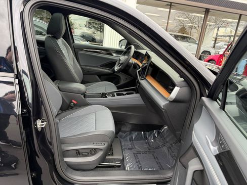 Used 2025 Volkswagen Tiguan SEL R-Line AWD/4WD image 27