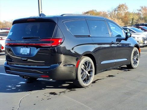 New 2026 Chrysler Pacifica Limited w/ S Appearance Package image 16